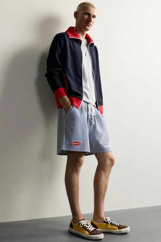ШОРТЫ RELAXED FIT В ПОЛОСКУ С НАШИВКАМИ