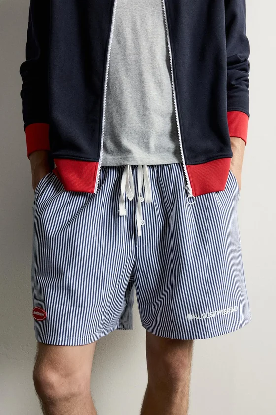 ШОРТЫ RELAXED FIT В ПОЛОСКУ С НАШИВКАМИ