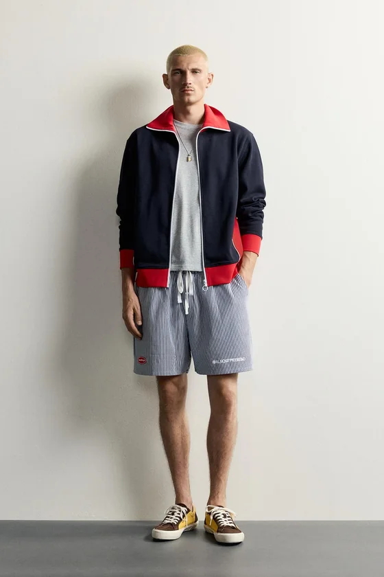 ШОРТЫ RELAXED FIT В ПОЛОСКУ С НАШИВКАМИ