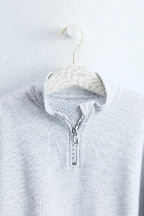 ZARA TIMELESS — ОДНОТОННАЯ ТОЛСТОВКА НА МОЛНИИ