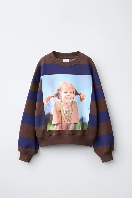 ТОЛСТОВКА В ПОЛОСКУ С ПРИНТОМ «ПЕППИ ДЛИННЫЙЧУЛОК» © ASTRID LINDGREN COMPANY