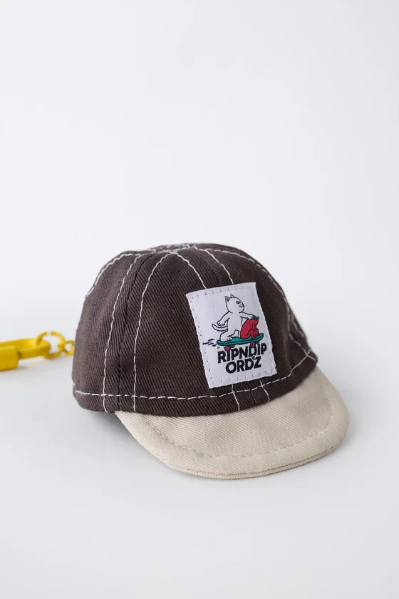 БРЕЛОК В ФОРМЕ КЕПКИ RIPNDIP © X ZARA KIDS
