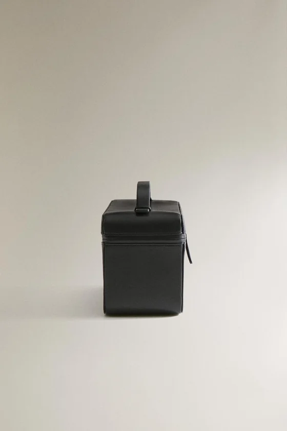 Кожаная косметичка в стиле портфеля
