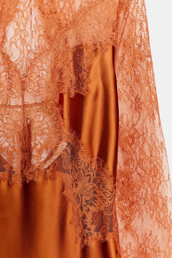 АТЛАСНОЕ ПЛАТЬЕ С КРУЖЕВОМ — коллекция Zara «ZW»
