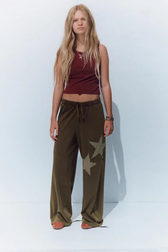 БРЮКИ WIDE LEG С ЭФФЕКТОМ ПОТЕРТОСТИ И ПРИНТОМ ЗВЕЗД
