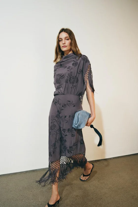 ПЛАТЬЕ С ВЫШИВКОЙ И БАХРОМОЙ — коллекция Zara «ZW»