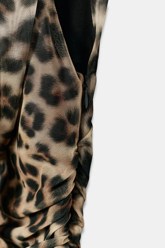 МИНИ-ПЛАТЬЕ С ДРАПИРОВКОЙ, ШАРФОМ И АНИМАЛИСТИЧЕСКИМ ПРИНТОМ