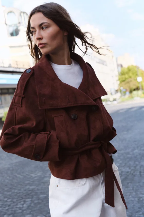 КУРТКА ИЗ ИСКУССТВЕННОЙ ЗАМШИ С ПОЯСОМ