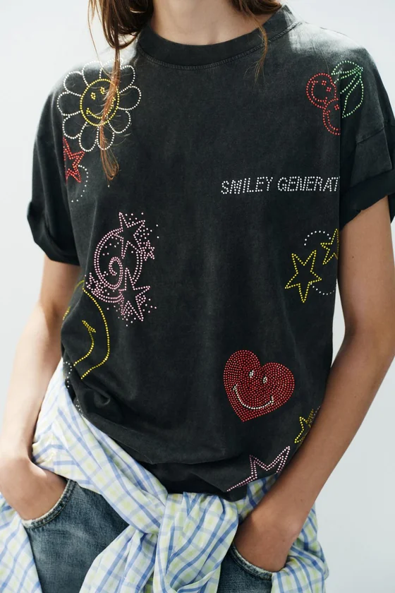 ФУТБОЛКА С ЭФФЕКТОМ ПОТЕРТОСТИ И СТРАЗАМИ SMILEY®
