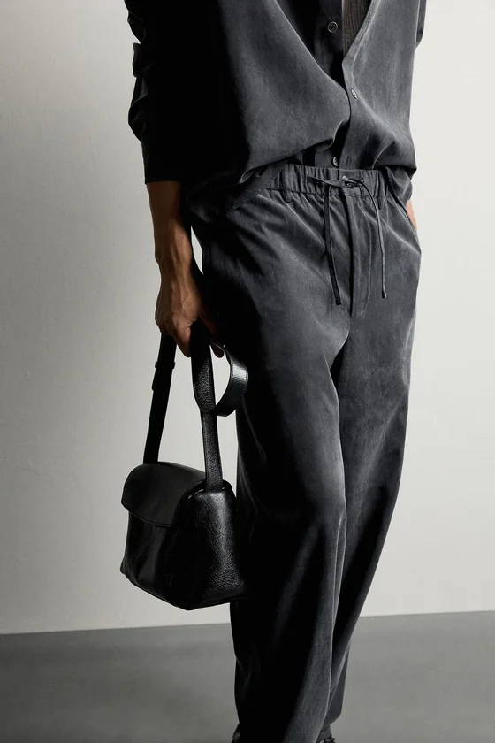 СТРУЯЩИЕСЯ БРЮКИ RELAXED FIT