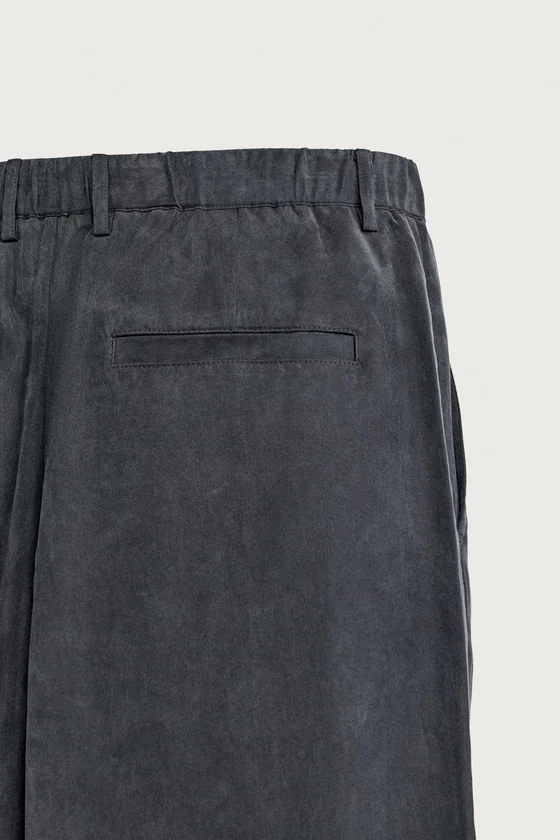 СТРУЯЩИЕСЯ БРЮКИ RELAXED FIT