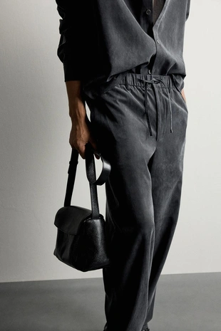 Струящиеся брюки Relaxed Fit- Заказать в России