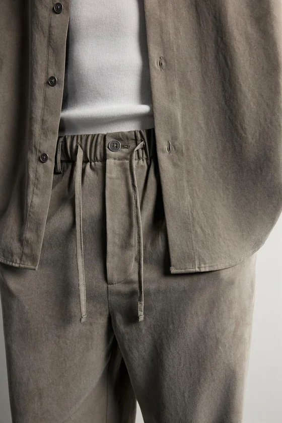 СТРУЯЩИЕСЯ БРЮКИ RELAXED FIT