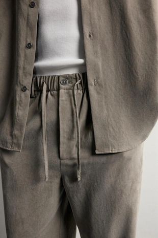 Струящиеся брюки Relaxed Fit- Заказать в России