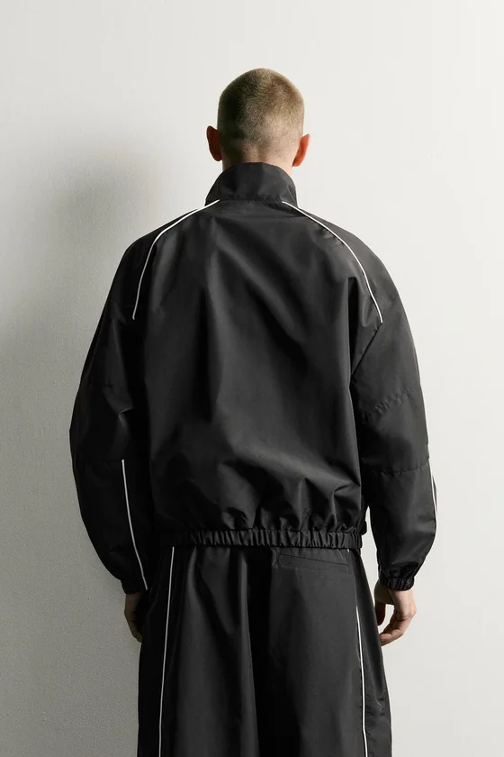 WATER-REPELLENT КУРТКА С КОНТРАСТНОЙ ОТДЕЛКОЙ