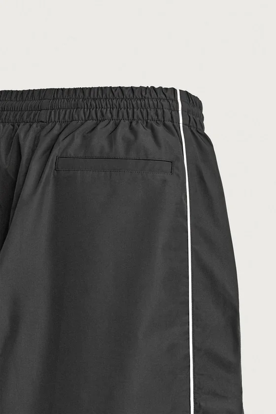 БРЮКИ ИЗ ТЕХНИЧЕСКОЙ ТКАНИ WATER-REPELLENT С КОНТРАСТНОЙ ОТДЕЛКОЙ