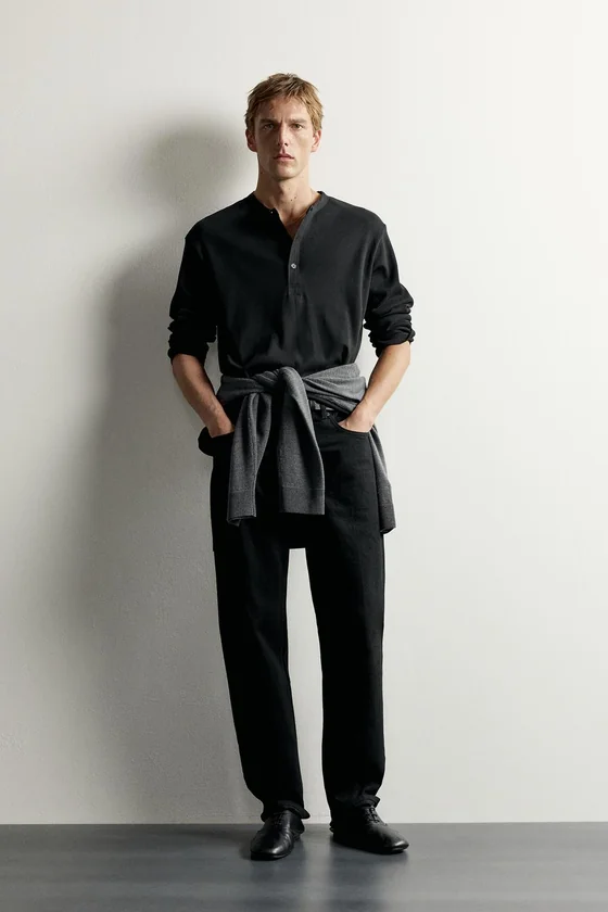 ФУТБОЛКА С ВОРОТНИКОМ-ХЕНЛИ RELAXED FIT