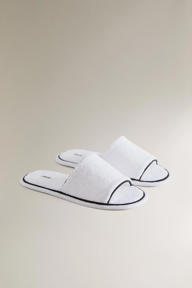 Домашние шлёпанцы из махровой ткани с контрастной отделкой