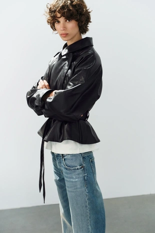 Куртка с эффектом кожи и поясом- Заказать в России