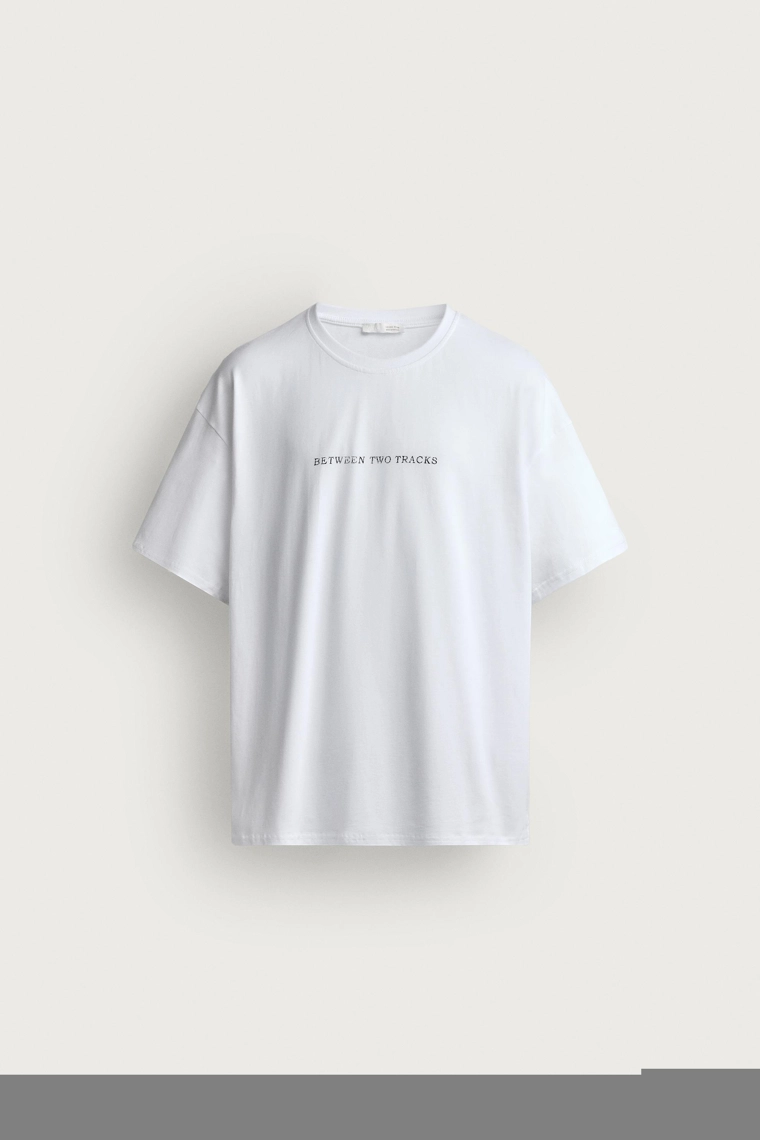 Футболка relaxed fit с принтом и нашивкой