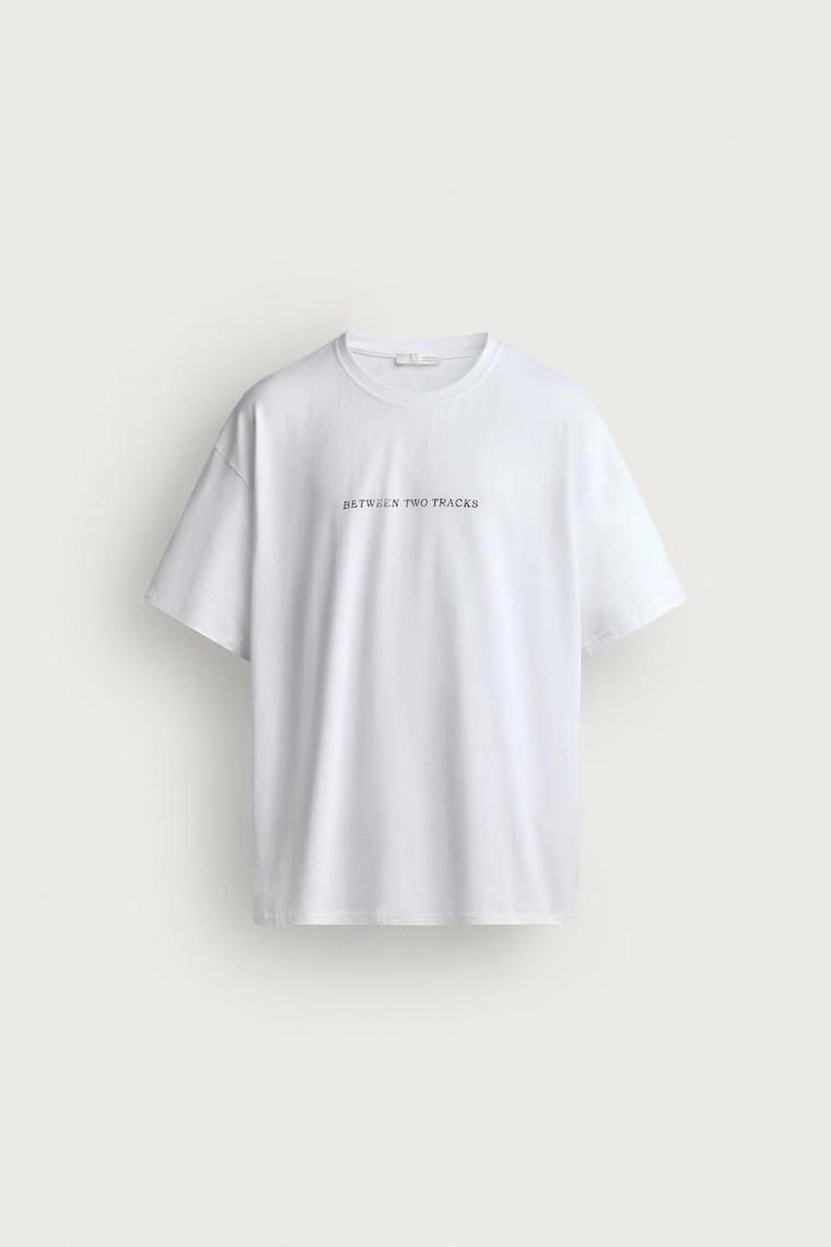 Футболка relaxed fit с принтом и нашивкой