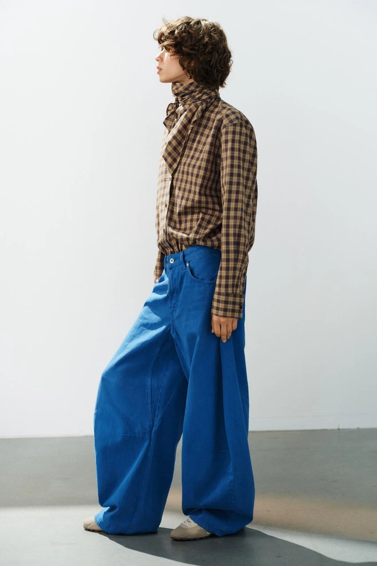 Джинсы с завышенной талией и баллонным кроем