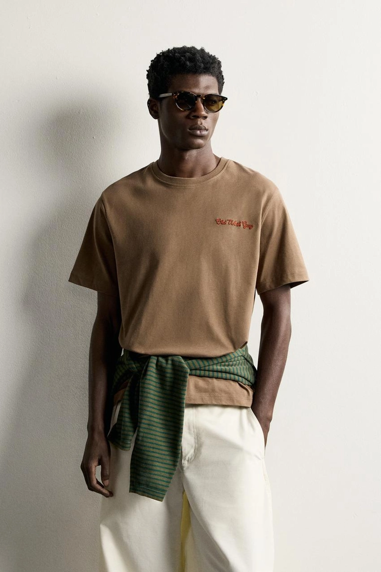 Футболка regular fit с вышитым слоганом