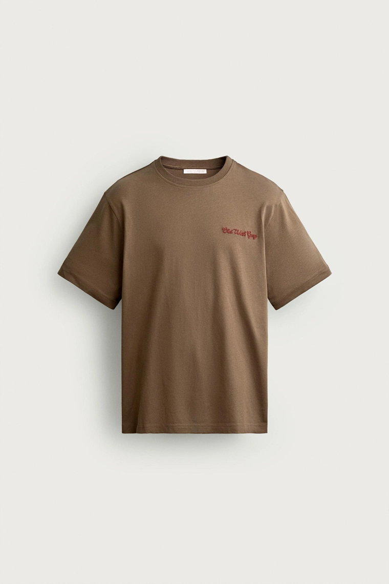 Футболка regular fit с вышитым слоганом