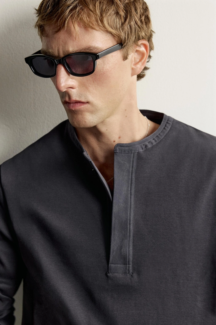 Футболка henley из компактного ребристого трикотажа
