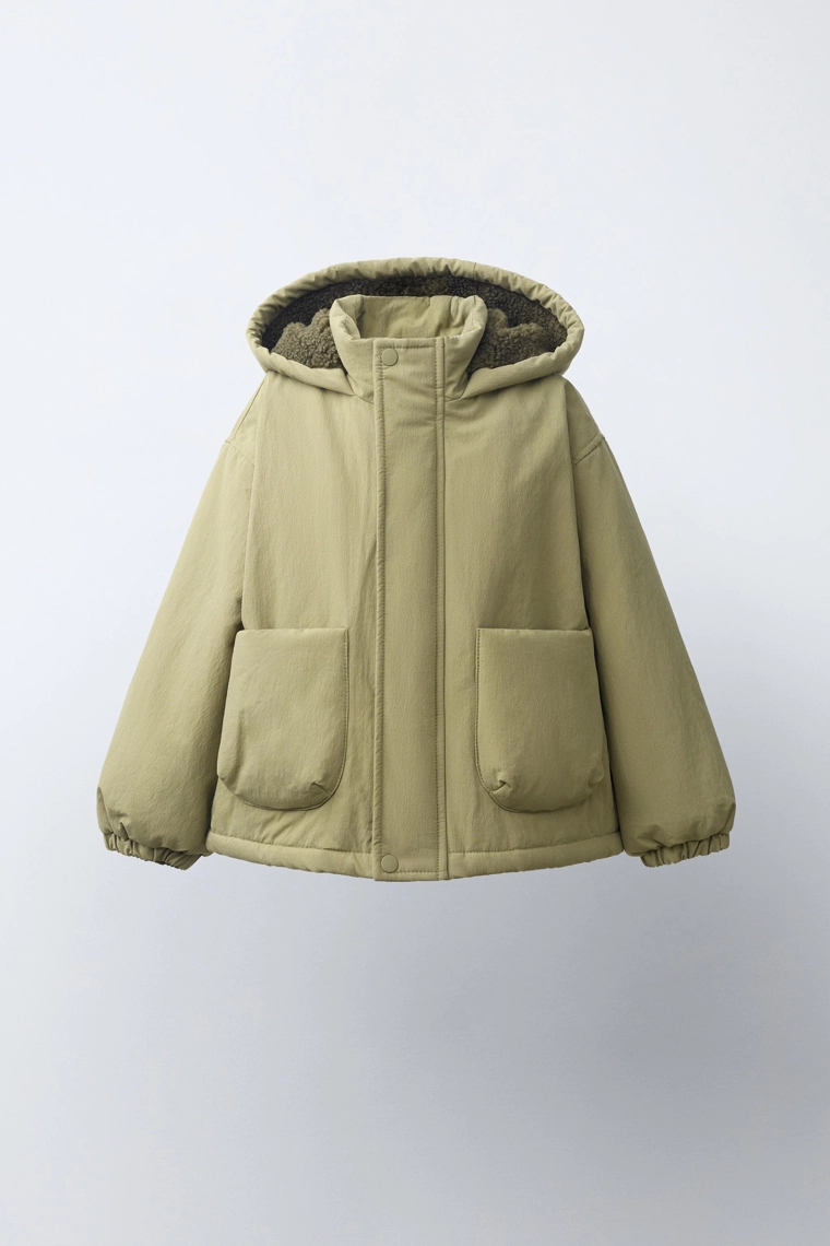 Куртка с капюшоном и искусственной овчиной