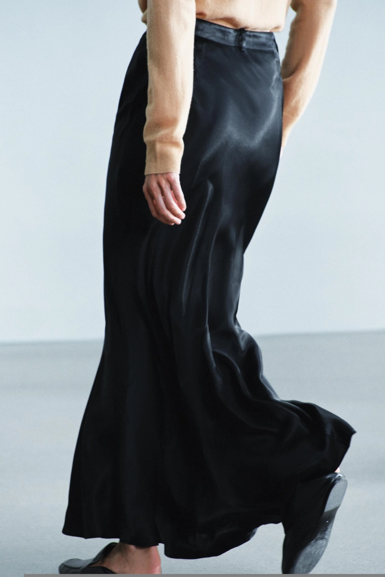 Длинная атласная юбка с клиньями zw collection