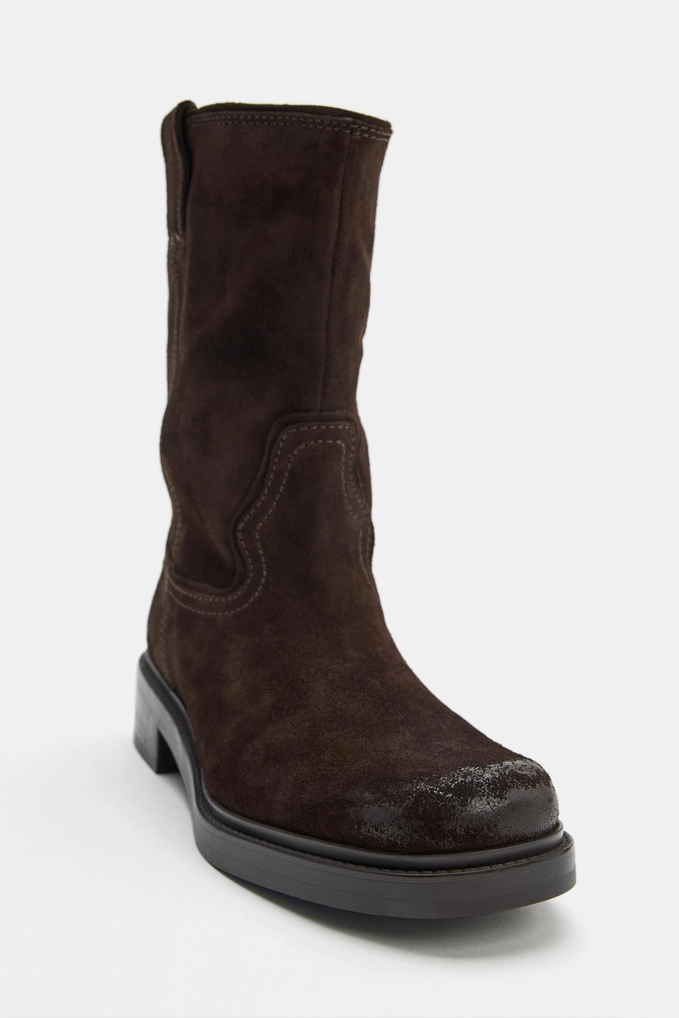 Замшевые ботильоны с разрезом