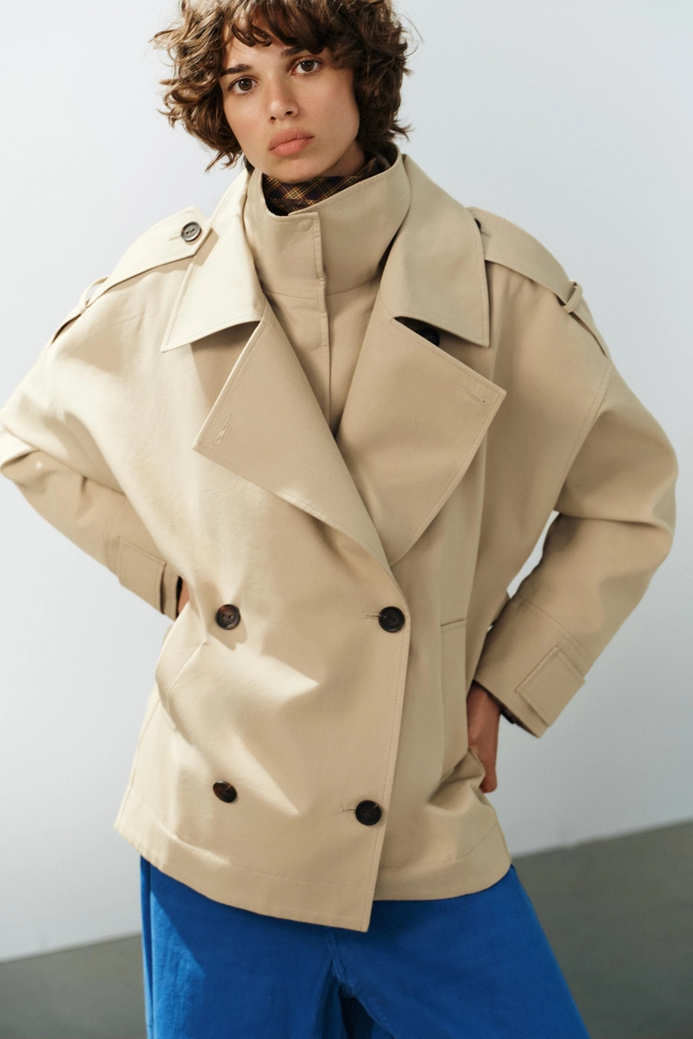 Укороченное тренч-пальто с высоким воротником oversize