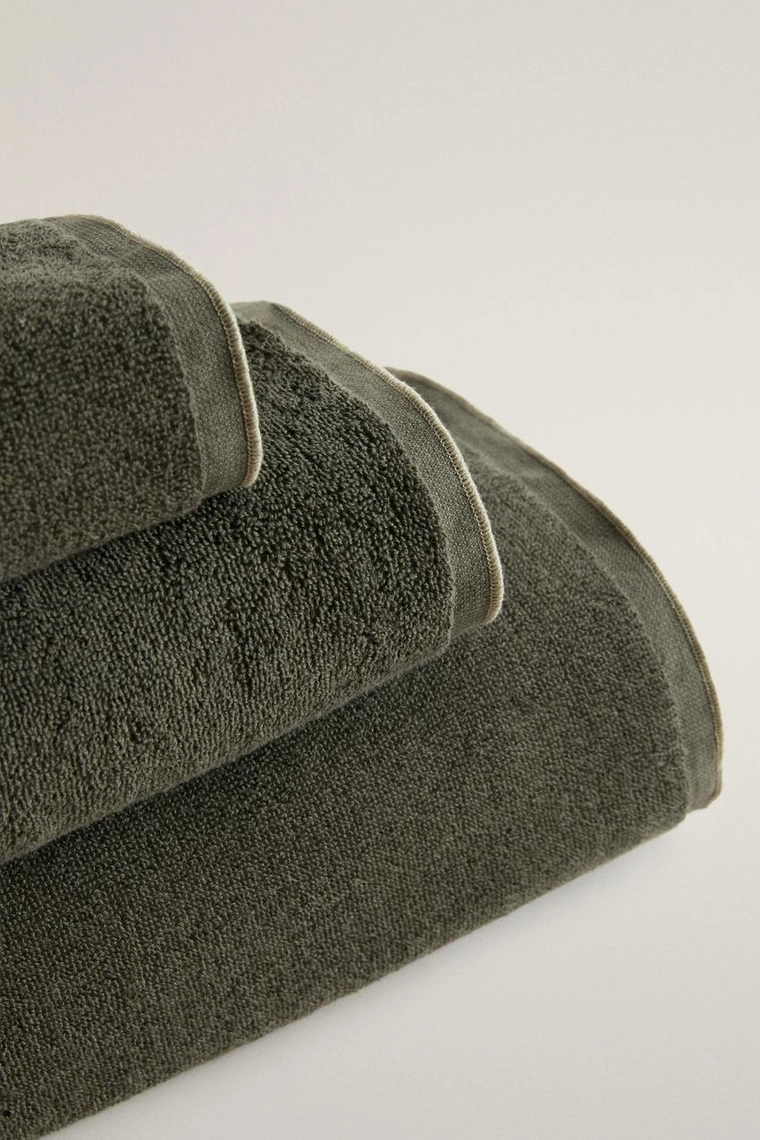 Хлопковое банное полотенце с прострочкой и контрастной окантовкой