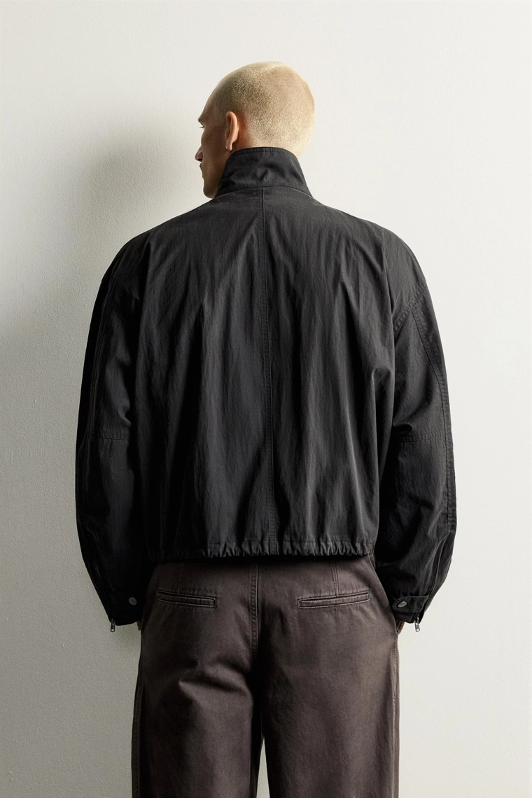 Укороченная куртка приталенного кроя