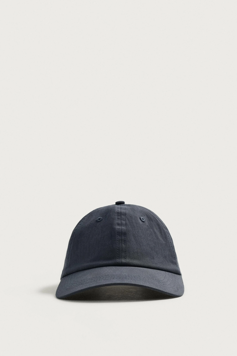 Кепка с контрастной застёжкой