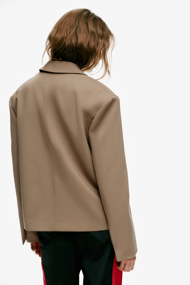 Укороченный блейзер oversize с декоративной отстрочкой