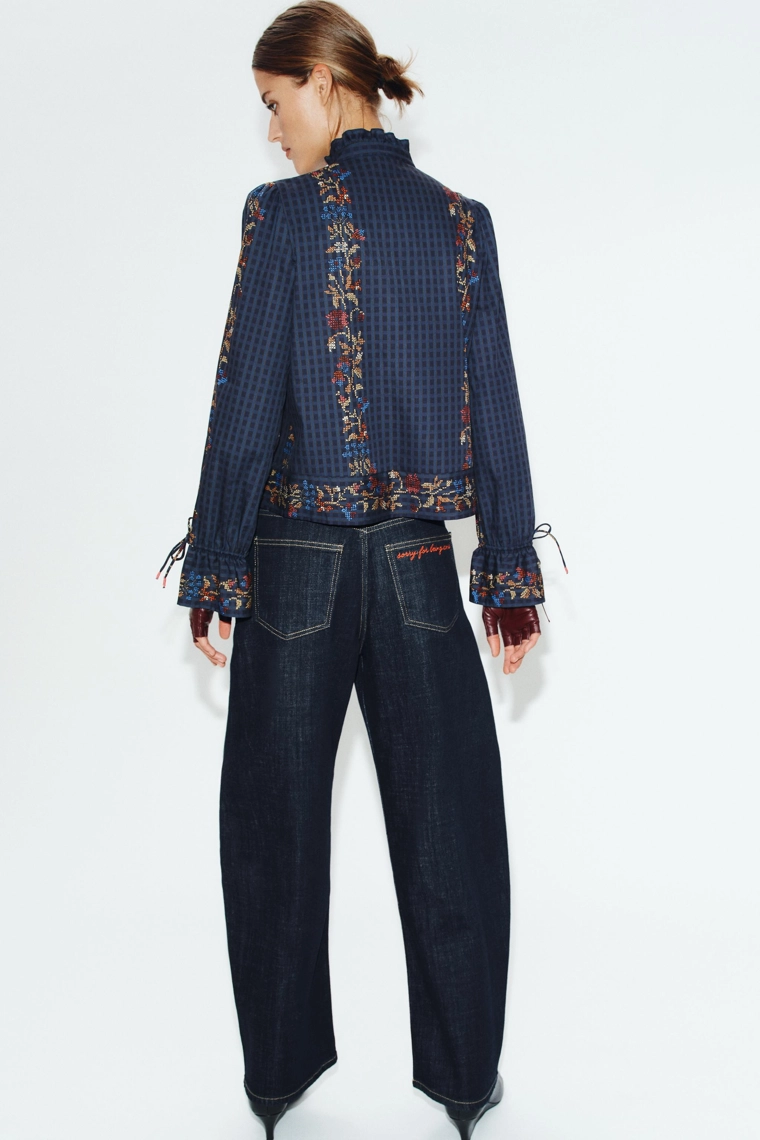 Замшевая блузка с принтом и воланами