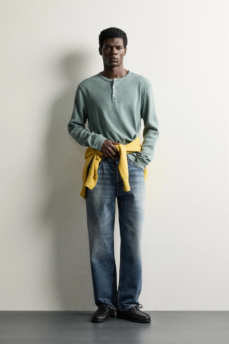 Свободная футболка henley