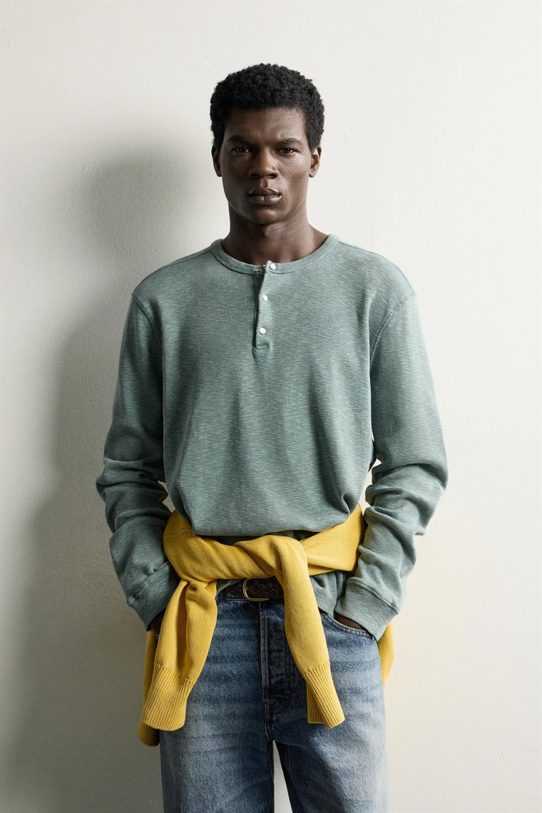 Свободная футболка henley