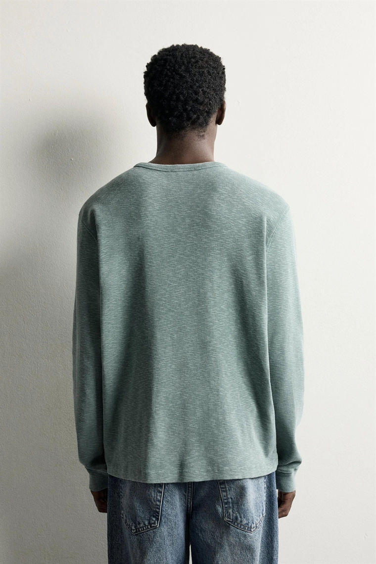 Свободная футболка henley