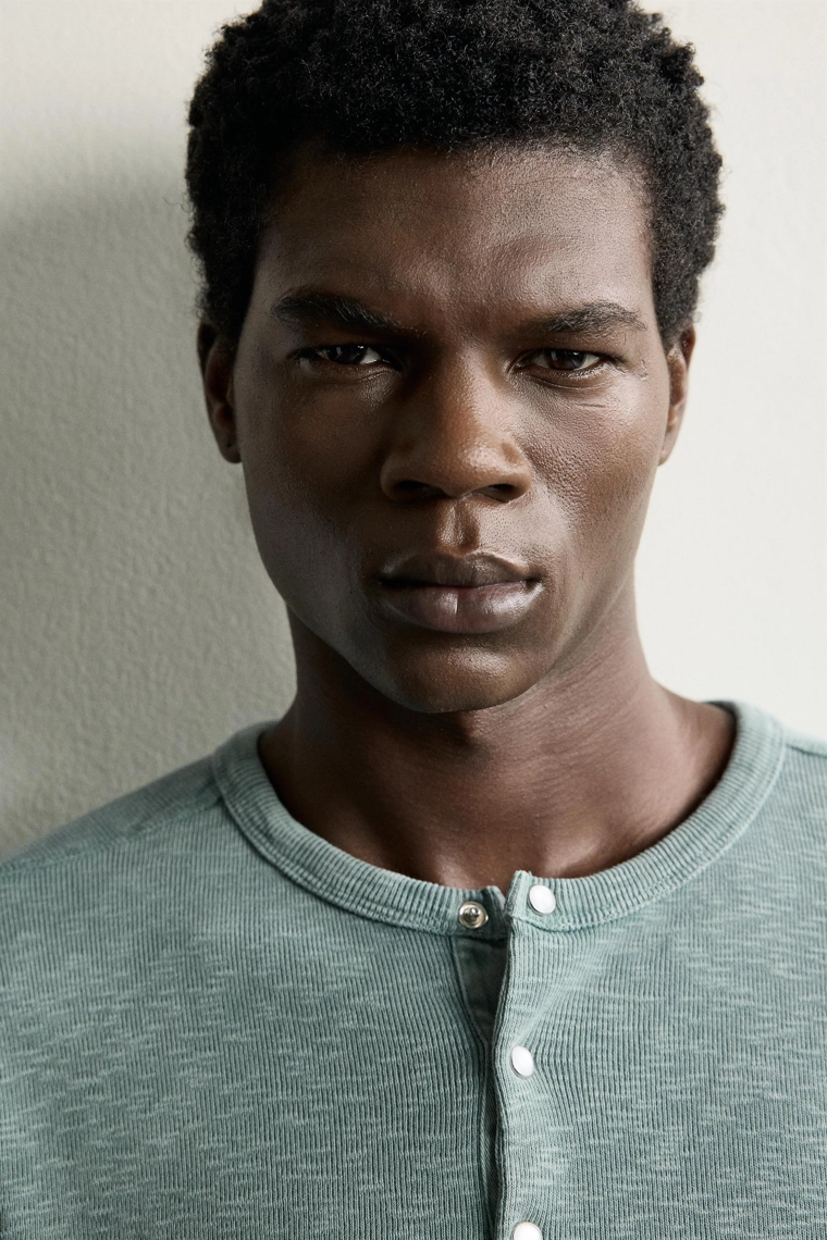 Свободная футболка henley