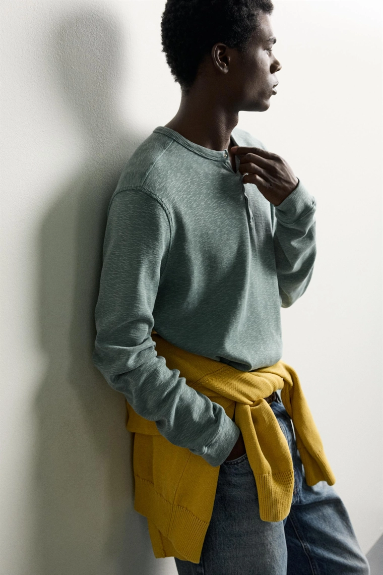 Свободная футболка henley