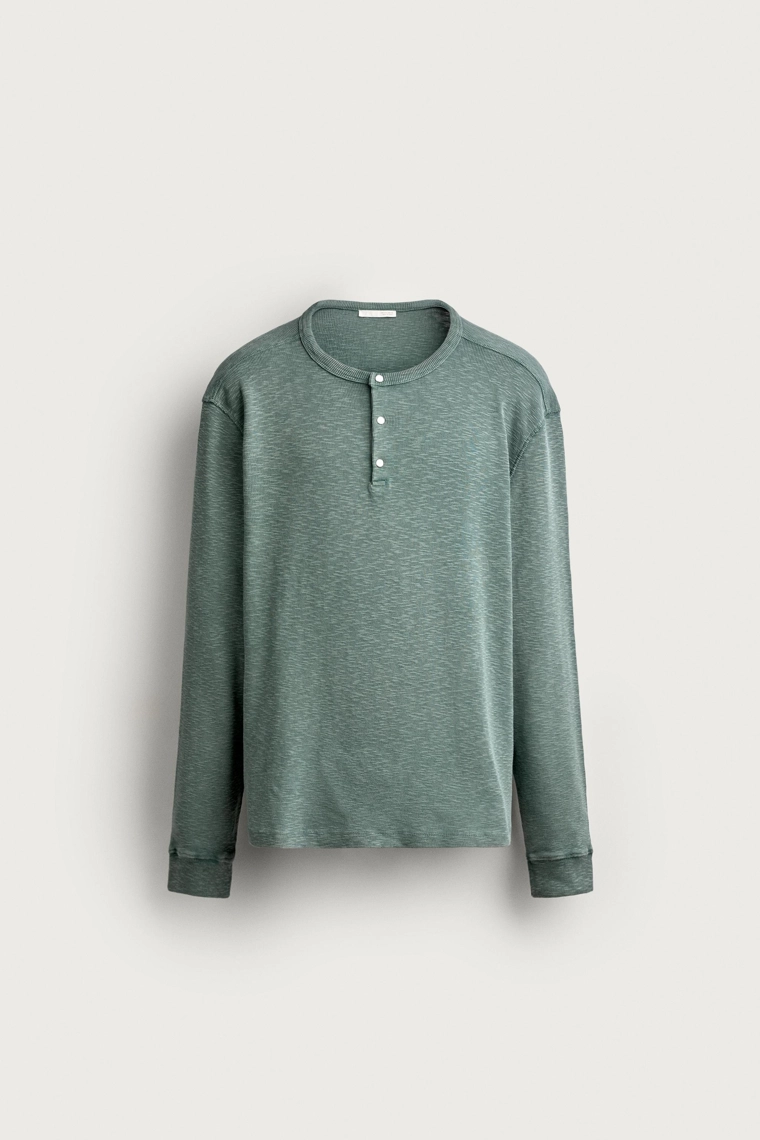 Свободная футболка henley