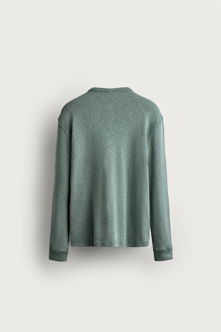 Свободная футболка henley
