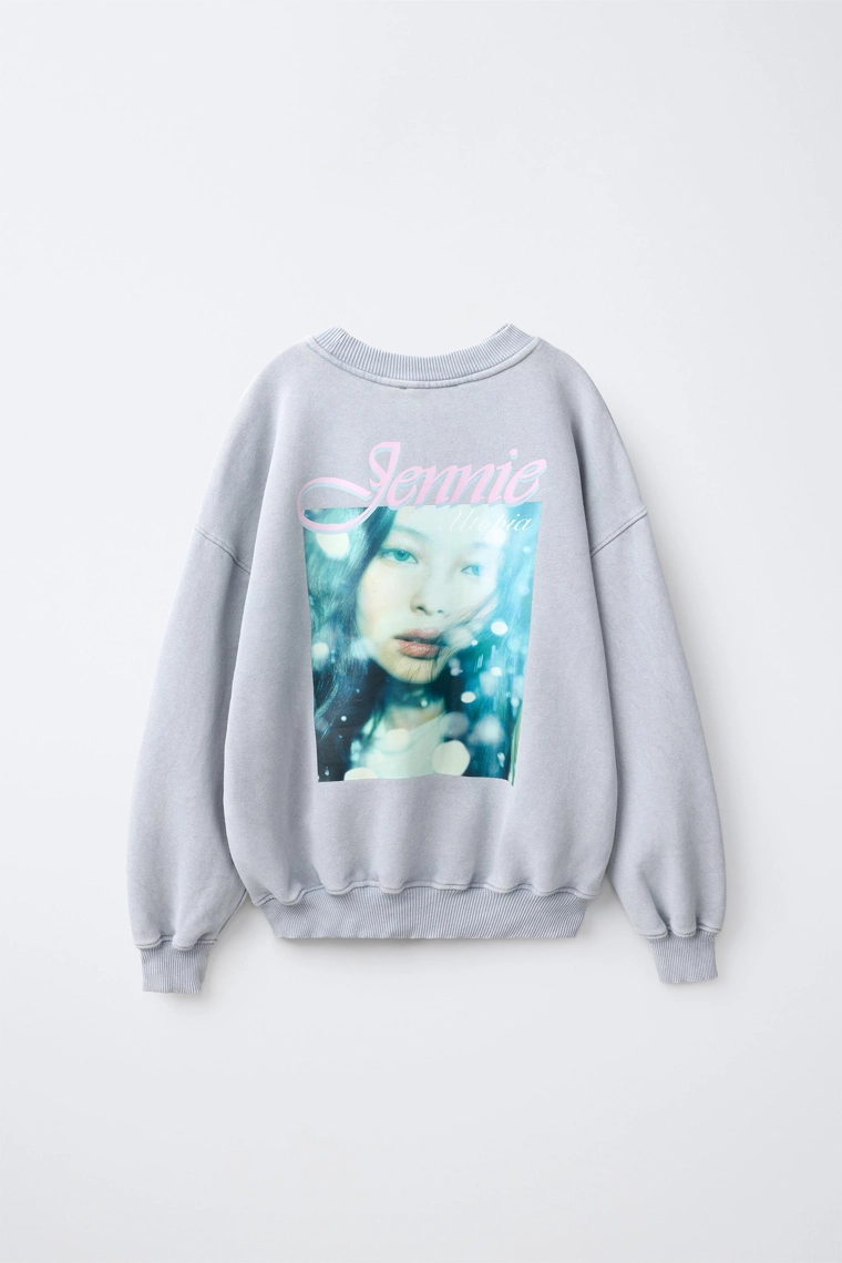 Свитшот jennie ©™ с принтом и эффектом потертости