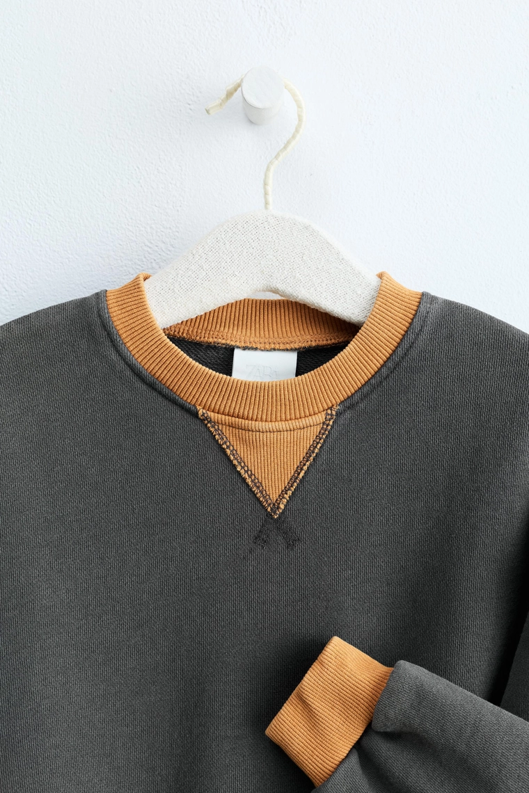 Однотонный свитшот zara timeless с контрастной отделкой
