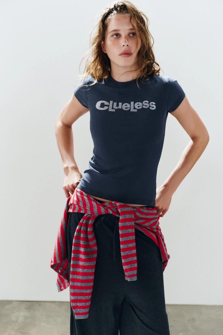 Футболка clueless ™ с блестящим логотипом