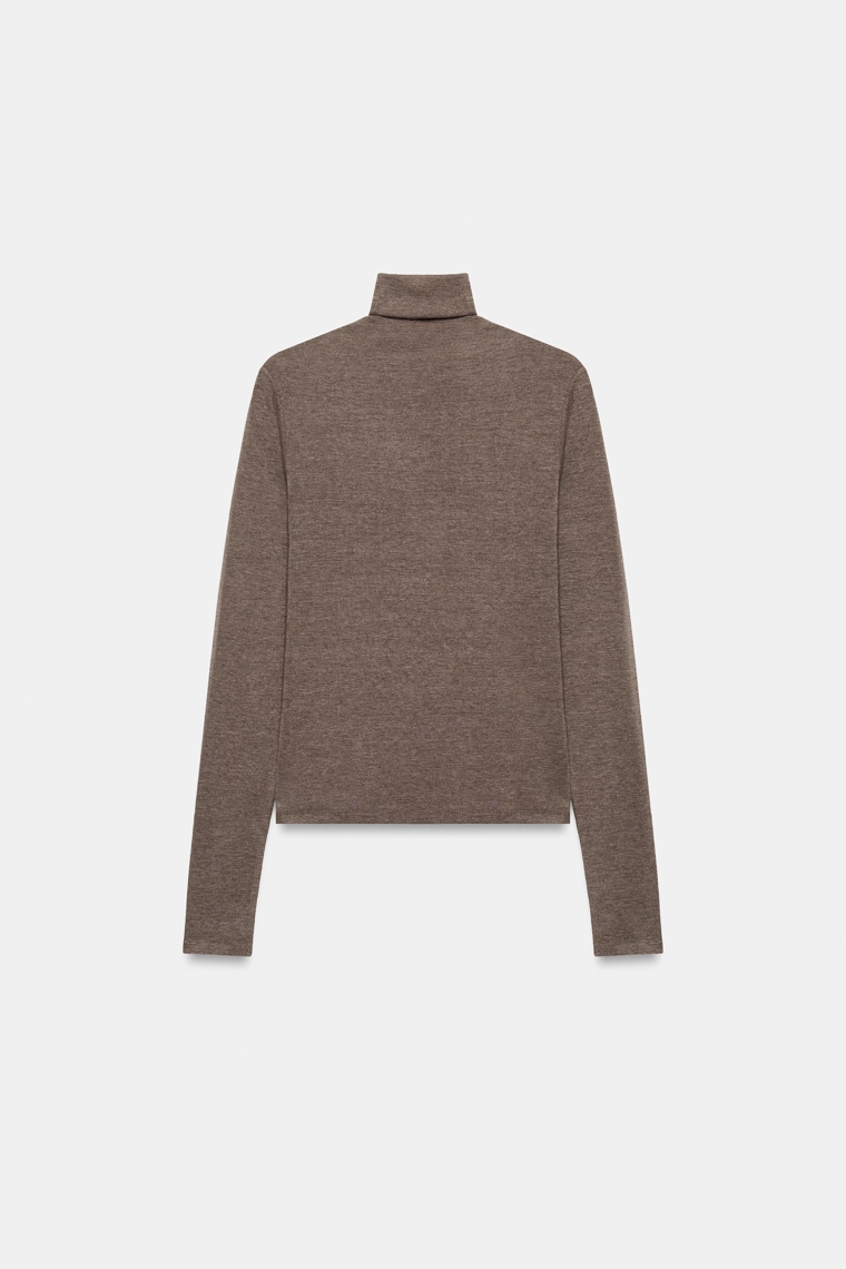 Футболка с высоким воротником