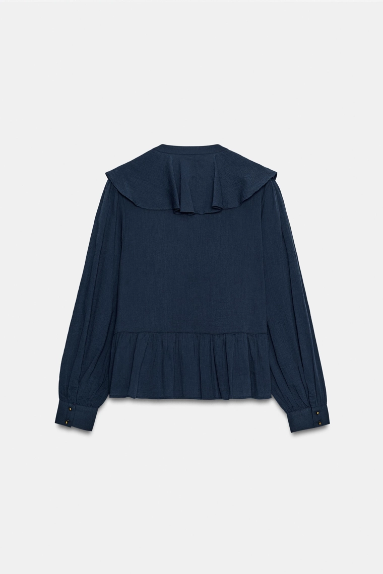 Блузка с оборками и застежкой лягушка
